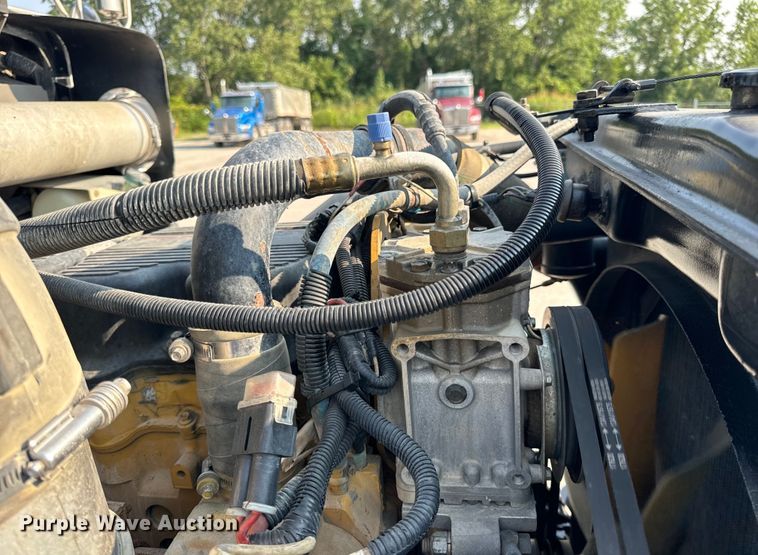 image for item OF9878 2003 Kenworth T800 semi truck