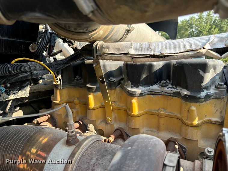 image for item OF9878 2003 Kenworth T800 semi truck