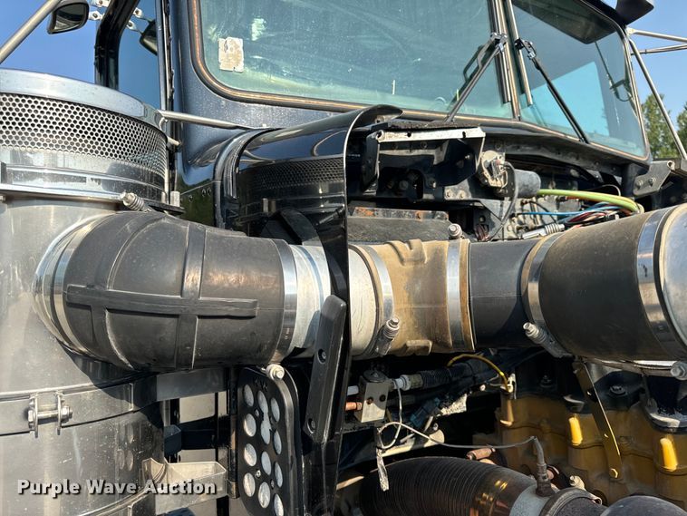 image for item OF9878 2003 Kenworth T800 semi truck