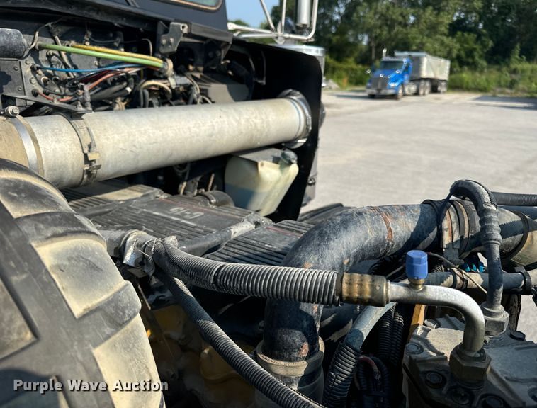 image for item OF9878 2003 Kenworth T800 semi truck