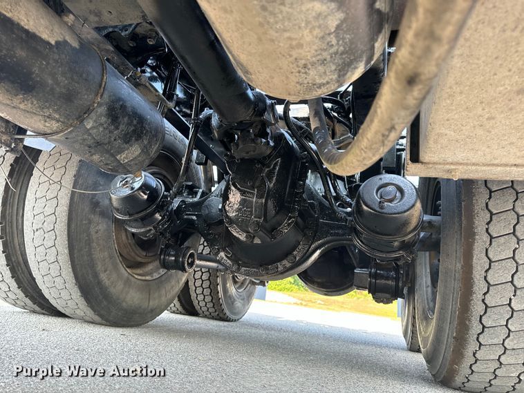 image for item OF9878 2003 Kenworth T800 semi truck