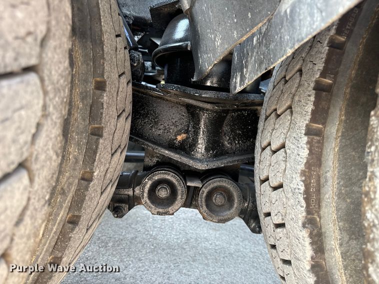 image for item OF9878 2003 Kenworth T800 semi truck