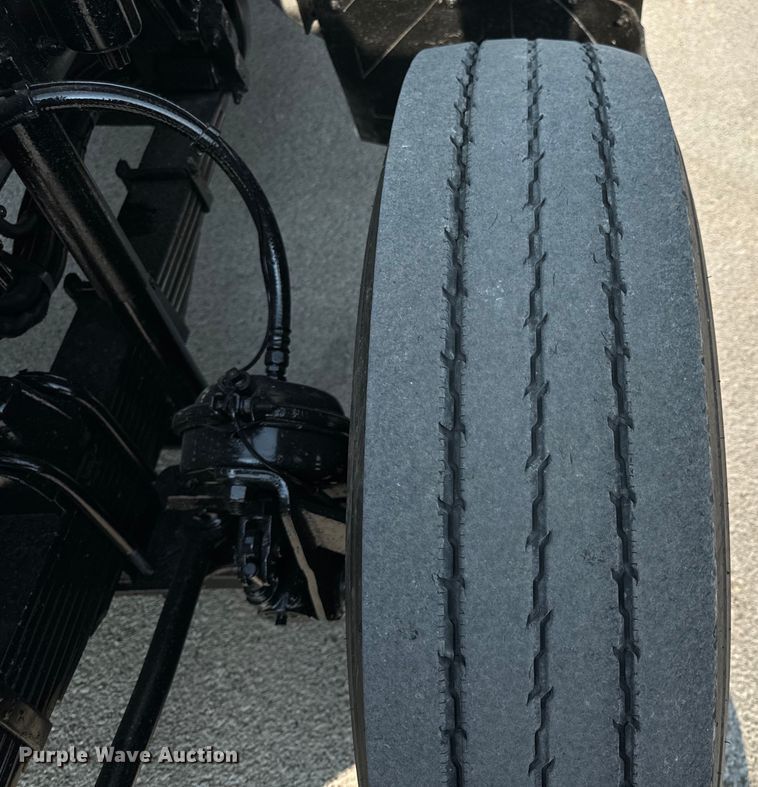 image for item OF9878 2003 Kenworth T800 semi truck