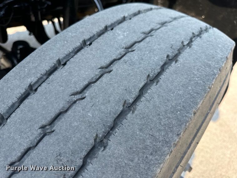 image for item OF9878 2003 Kenworth T800 semi truck