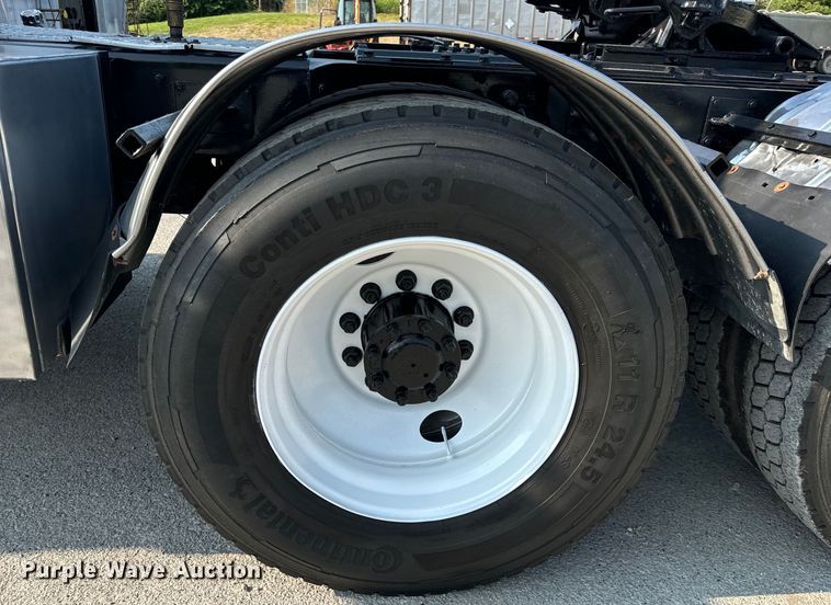 image for item OF9878 2003 Kenworth T800 semi truck