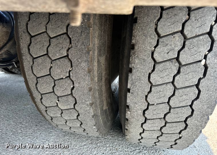 image for item OF9878 2003 Kenworth T800 semi truck