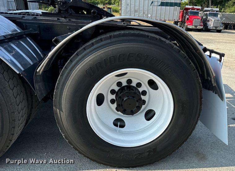 image for item OF9878 2003 Kenworth T800 semi truck