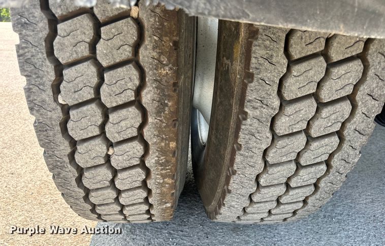 image for item OF9878 2003 Kenworth T800 semi truck