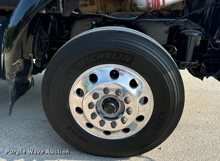 image for item OF9878 2003 Kenworth T800 semi truck