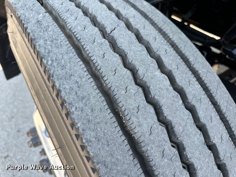 image for item OF9878 2003 Kenworth T800 semi truck