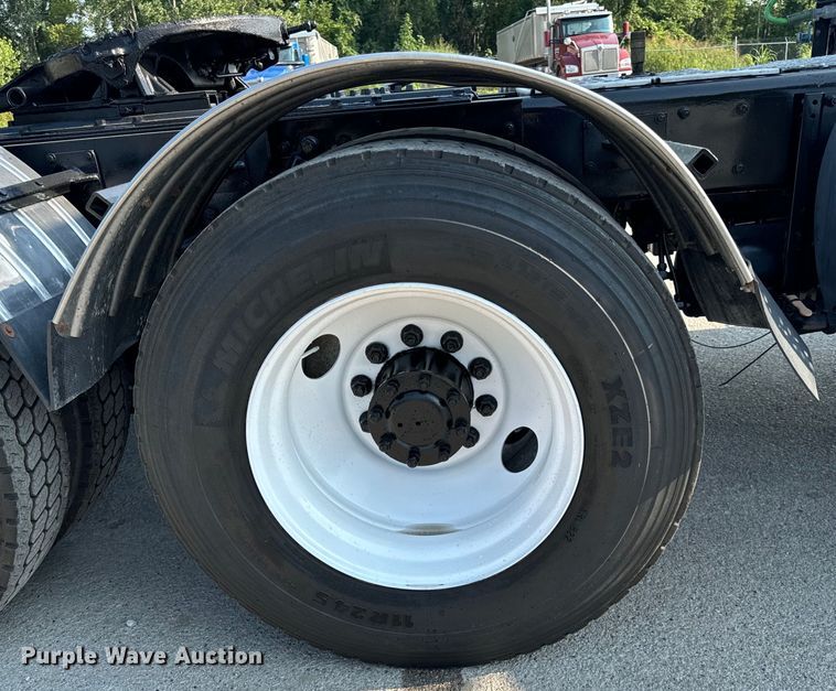 image for item OF9878 2003 Kenworth T800 semi truck