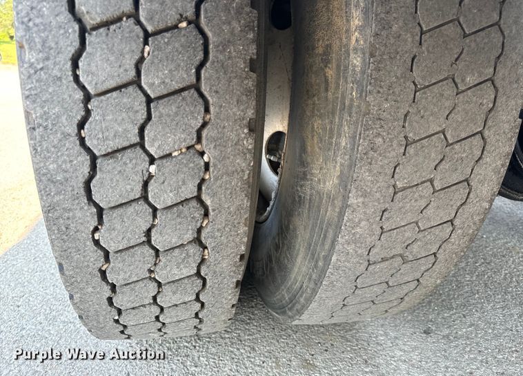 image for item OF9878 2003 Kenworth T800 semi truck