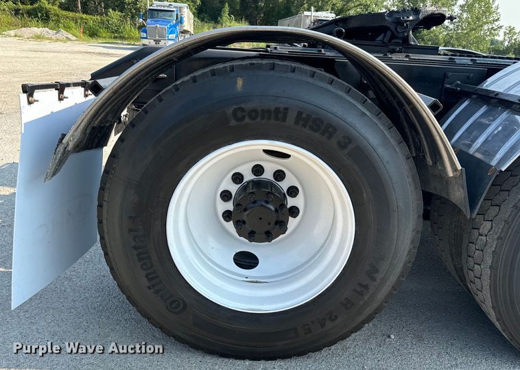 image for item OF9878 2003 Kenworth T800 semi truck