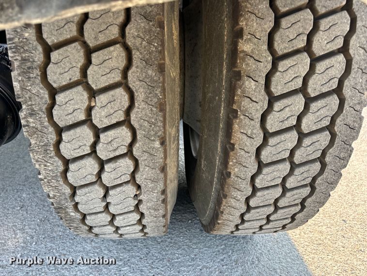 image for item OF9878 2003 Kenworth T800 semi truck