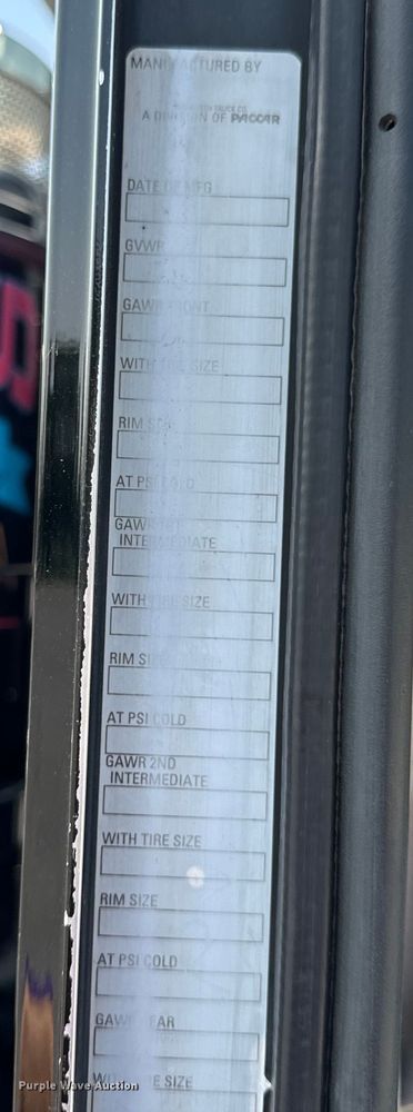 image for item OF9878 2003 Kenworth T800 semi truck