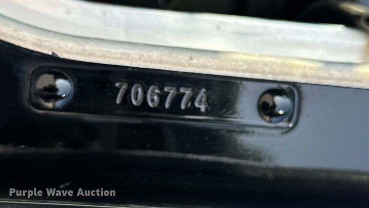 image for item OF9878 2003 Kenworth T800 semi truck