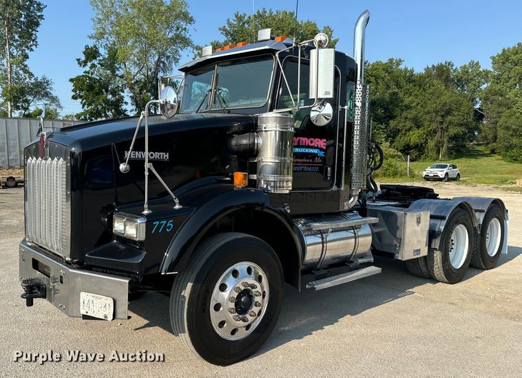 image for item OF9879 2003 Kenworth  T800 semi truck