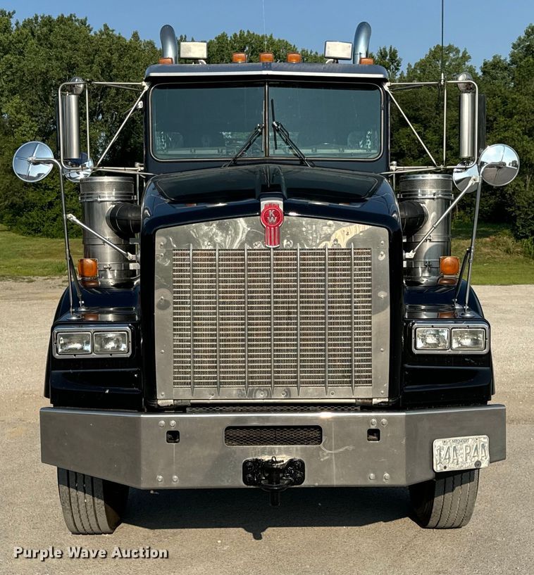 image for item OF9879 2003 Kenworth  T800 semi truck