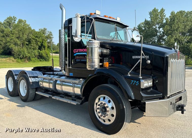 image for item OF9879 2003 Kenworth  T800 semi truck