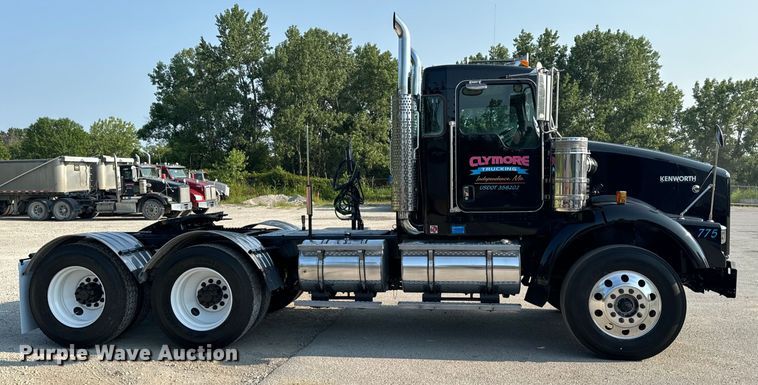 image for item OF9879 2003 Kenworth  T800 semi truck