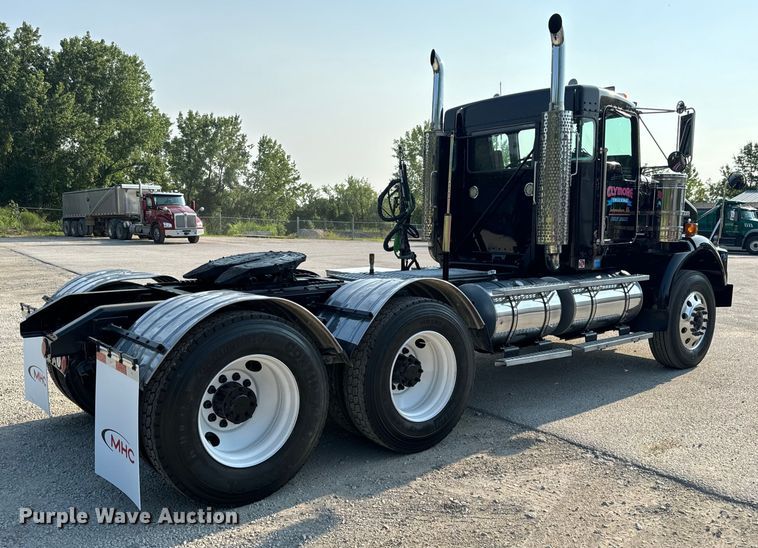 image for item OF9879 2003 Kenworth  T800 semi truck