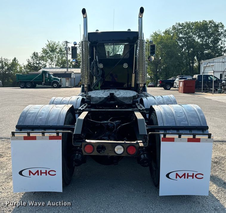 image for item OF9879 2003 Kenworth  T800 semi truck