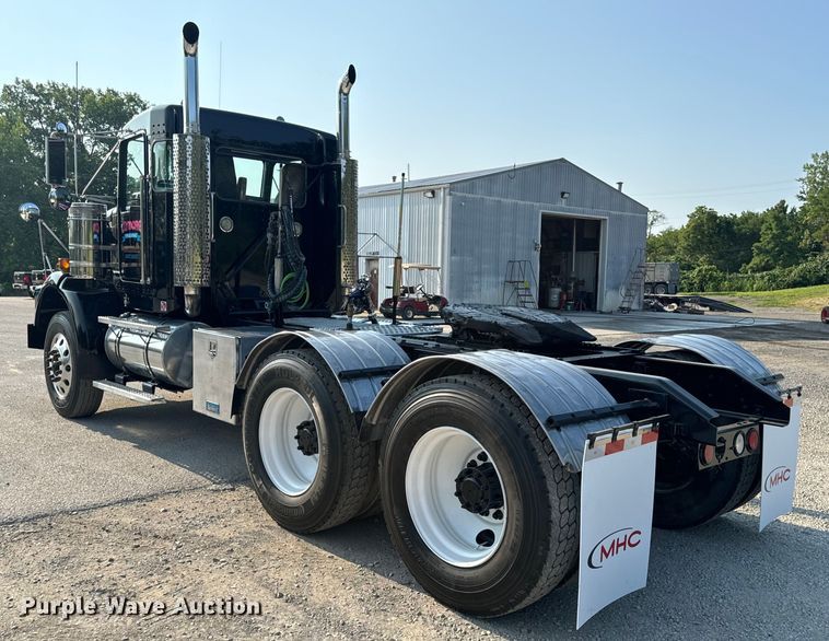 image for item OF9879 2003 Kenworth  T800 semi truck