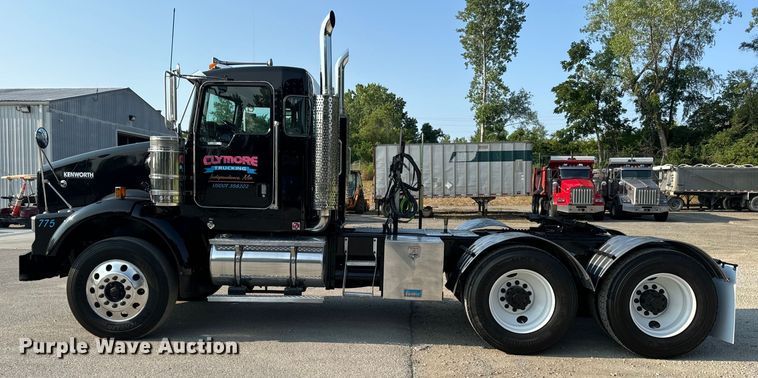 image for item OF9879 2003 Kenworth  T800 semi truck