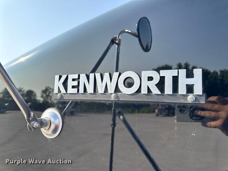 image for item OF9879 2003 Kenworth  T800 semi truck