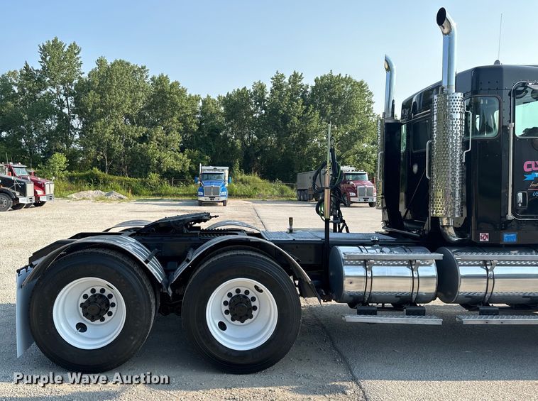 image for item OF9879 2003 Kenworth  T800 semi truck