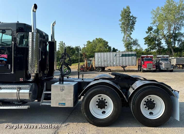 image for item OF9879 2003 Kenworth  T800 semi truck