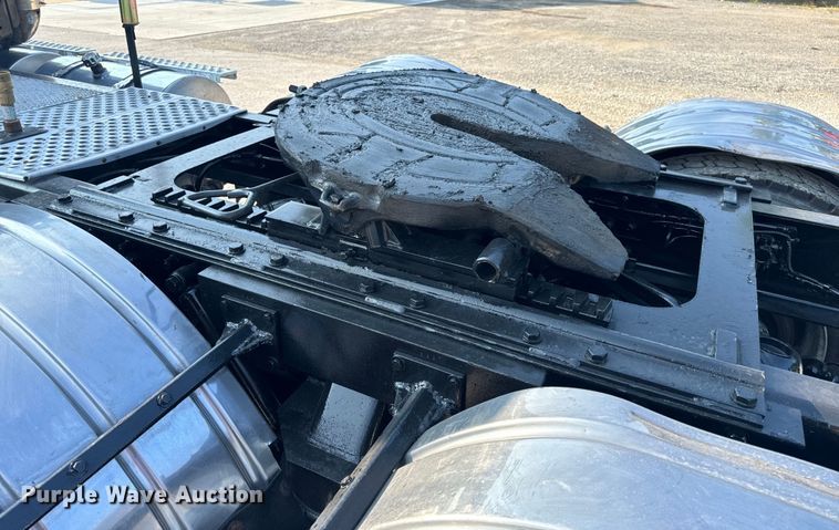 image for item OF9879 2003 Kenworth  T800 semi truck