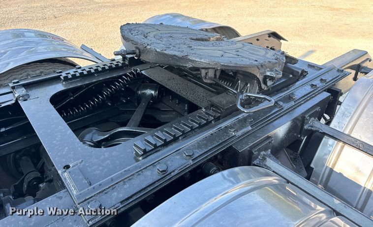 image for item OF9879 2003 Kenworth  T800 semi truck