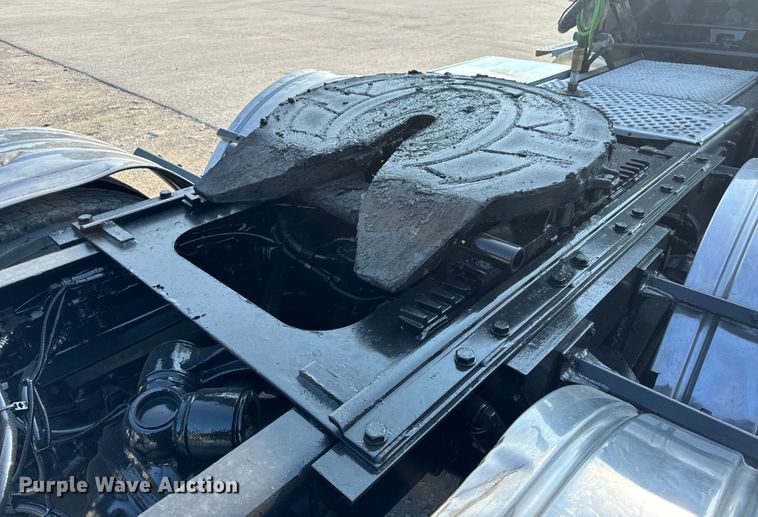 image for item OF9879 2003 Kenworth  T800 semi truck