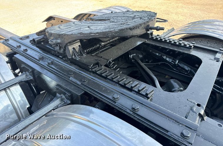 image for item OF9879 2003 Kenworth  T800 semi truck