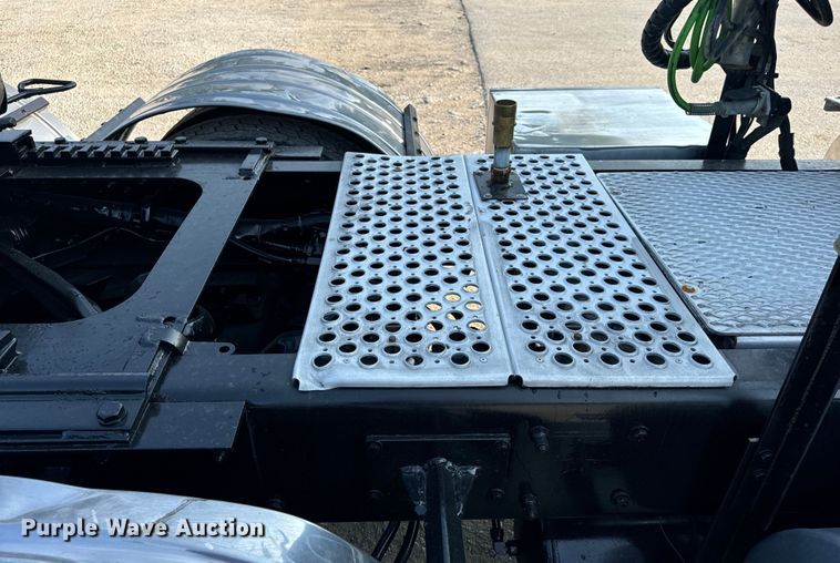 image for item OF9879 2003 Kenworth  T800 semi truck