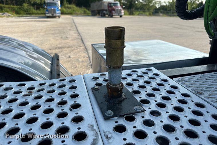 image for item OF9879 2003 Kenworth  T800 semi truck