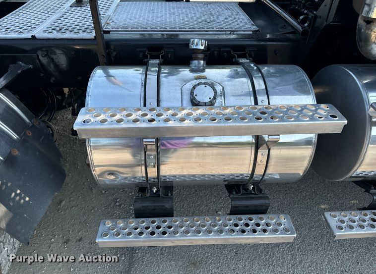 image for item OF9879 2003 Kenworth  T800 semi truck