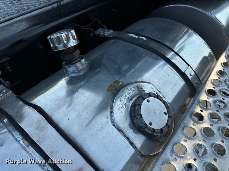 image for item OF9879 2003 Kenworth  T800 semi truck