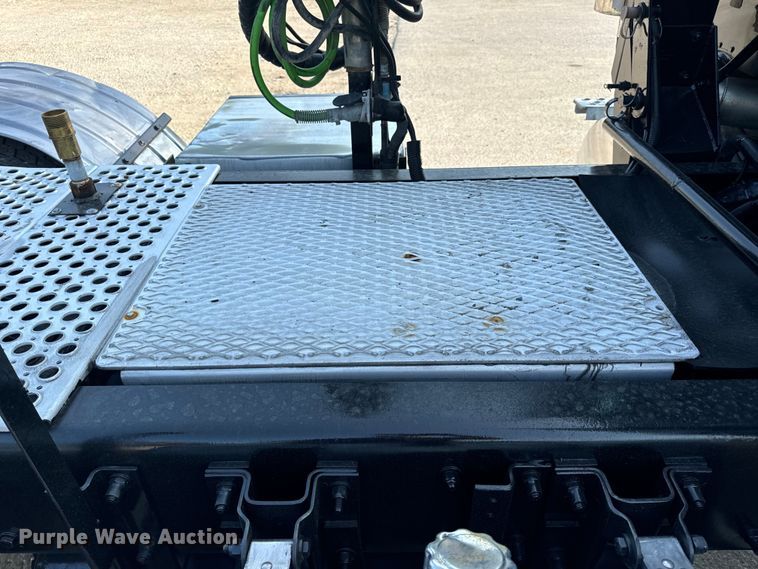 image for item OF9879 2003 Kenworth  T800 semi truck