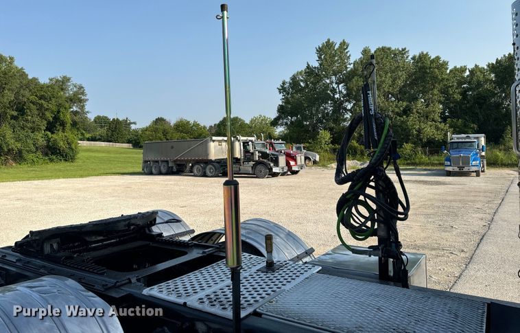 image for item OF9879 2003 Kenworth  T800 semi truck