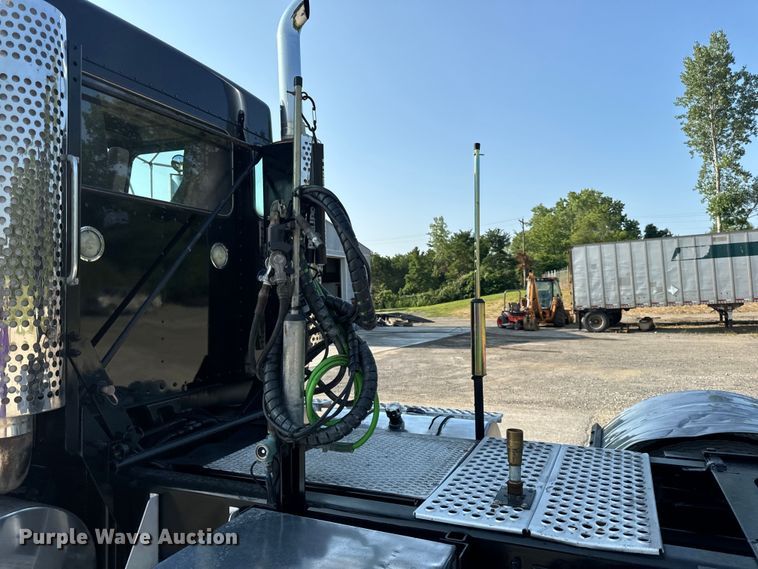 image for item OF9879 2003 Kenworth  T800 semi truck