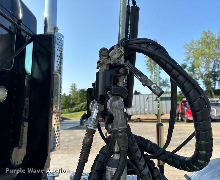 image for item OF9879 2003 Kenworth  T800 semi truck