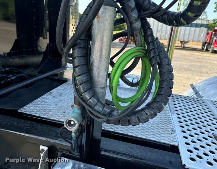 image for item OF9879 2003 Kenworth  T800 semi truck