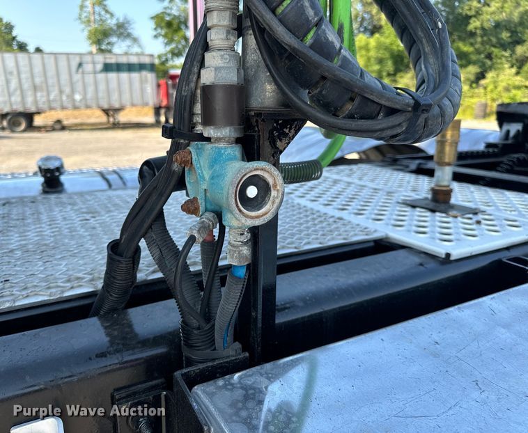 image for item OF9879 2003 Kenworth  T800 semi truck