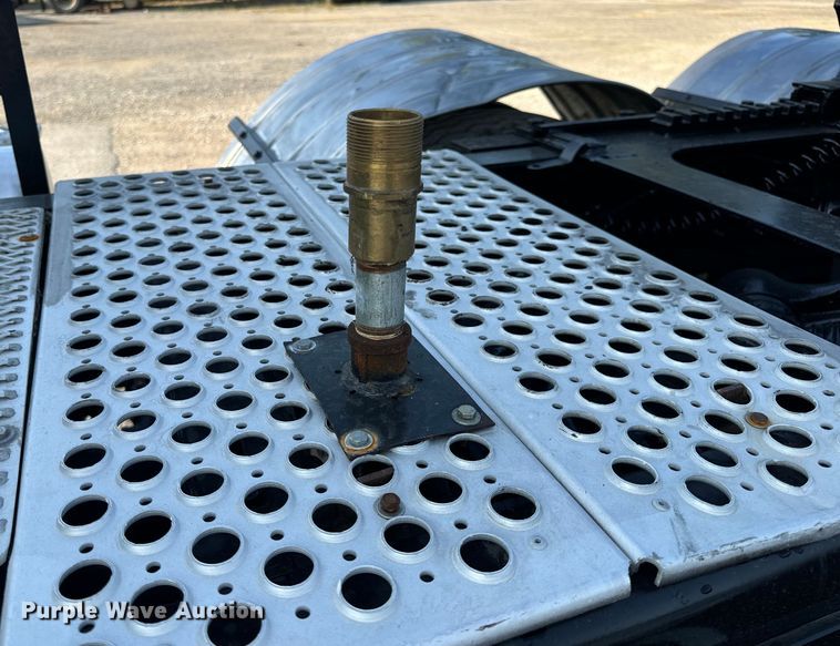 image for item OF9879 2003 Kenworth  T800 semi truck