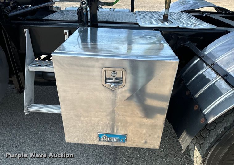 image for item OF9879 2003 Kenworth  T800 semi truck