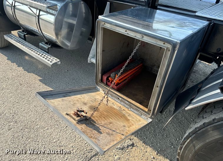 image for item OF9879 2003 Kenworth  T800 semi truck