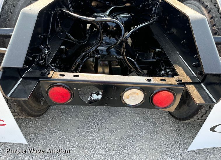 image for item OF9879 2003 Kenworth  T800 semi truck