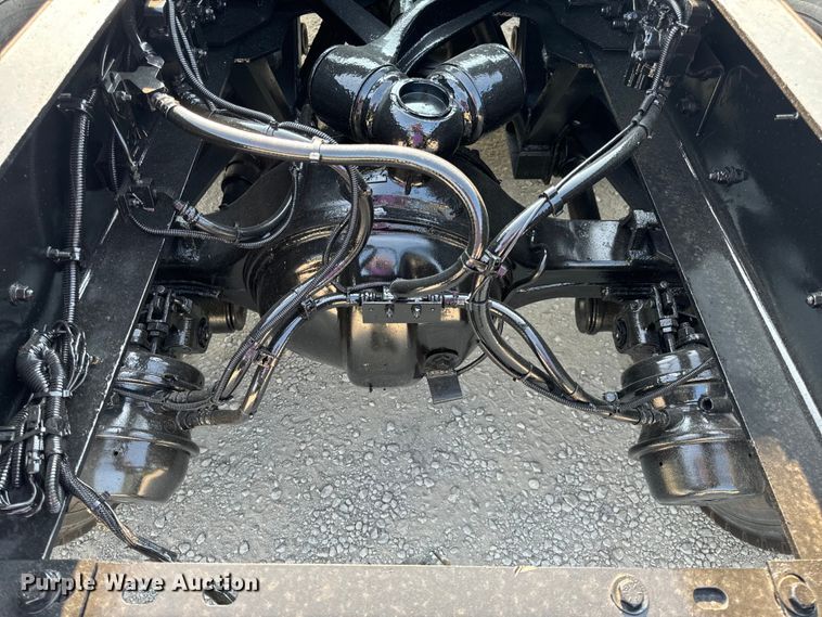 image for item OF9879 2003 Kenworth  T800 semi truck